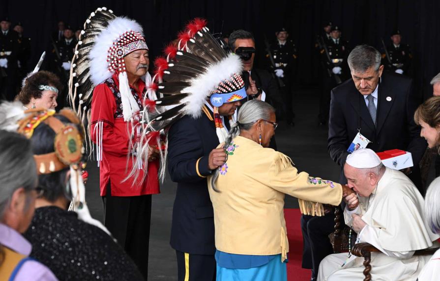 El papa Francisco recibió en Canadá la bienvenida de los indígenas