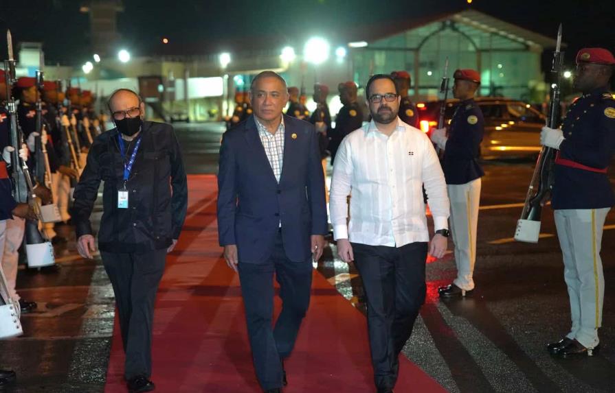 Primer ministro de Belice llega a República Dominicana para participar en reunión del SICA
