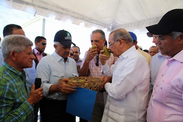 Presidente Medina supervisa proyectos de visitas sorpresa en Baní y San Cristóbal