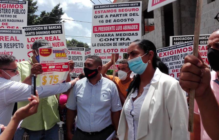 Dueños de bancas de lotería protestan contra proliferación de negocios ilegales