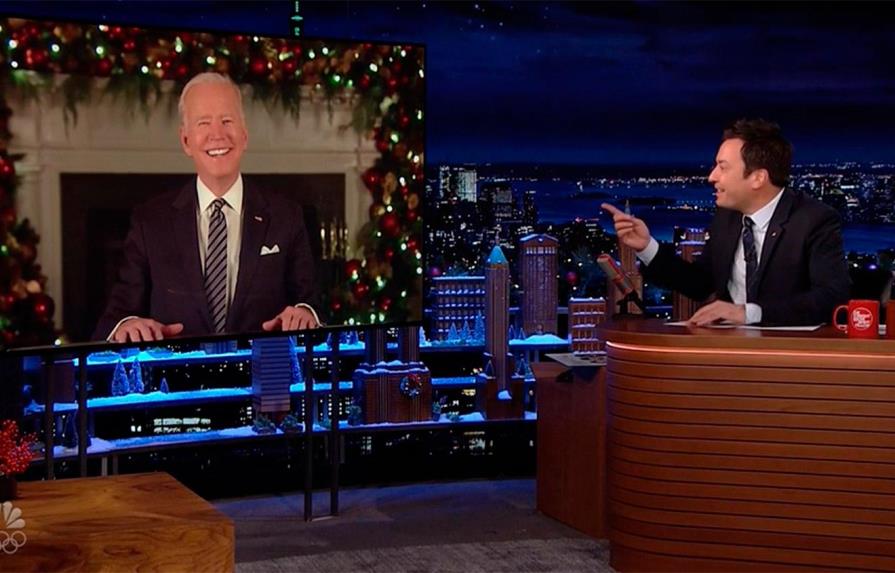 Biden ríe en el programa de Jimmy Fallon en momento más bajo de popularidad