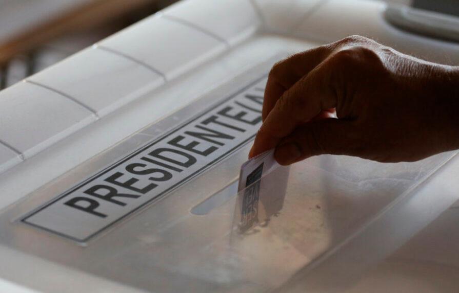 Chile comienza conteo de una decisiva elección con retraso en algunas mesas