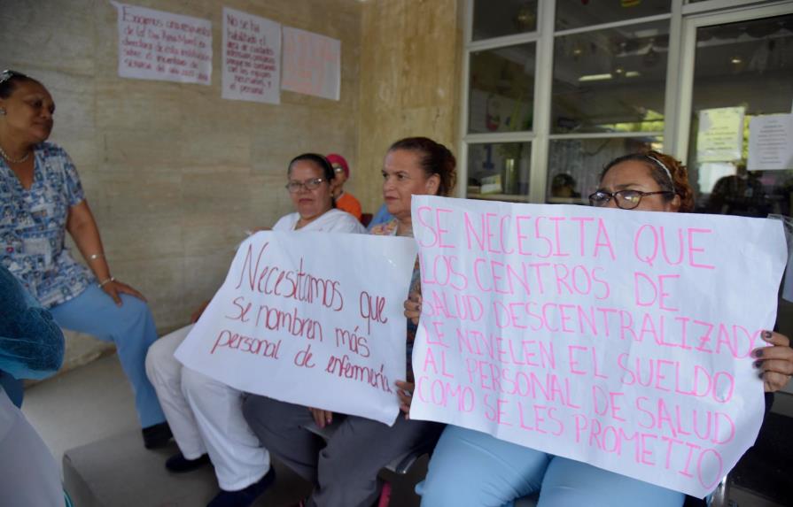 Enfermeras paralizan servicios en hospital infantil de Santiago