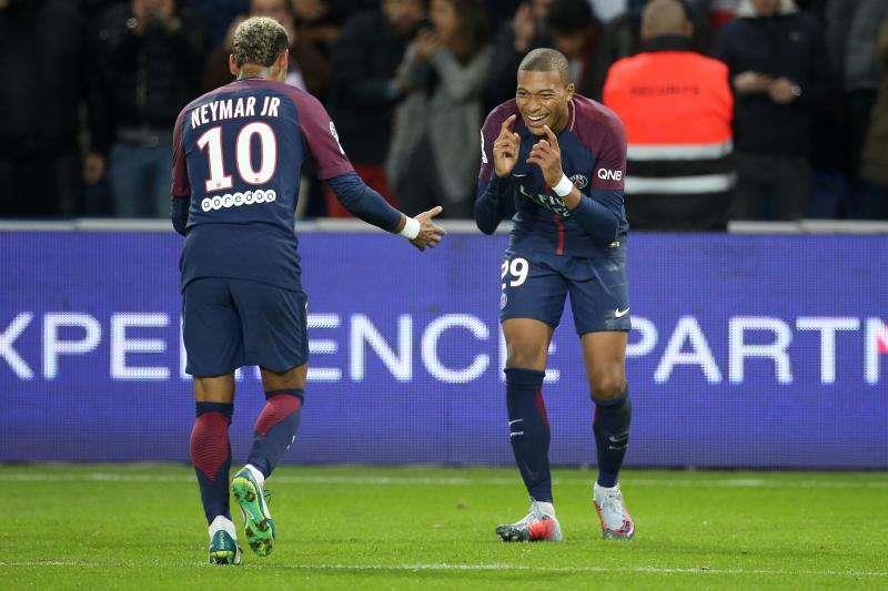 Neymar le enseña a bailar a Kylian Mbappé