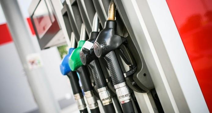 Precios de combustibles siguen a la baja: las gasolinas caen RD$3.40