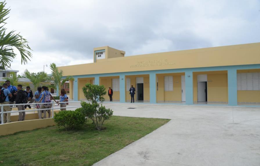 Presidente Medina entrega tres centros educativos en Moca