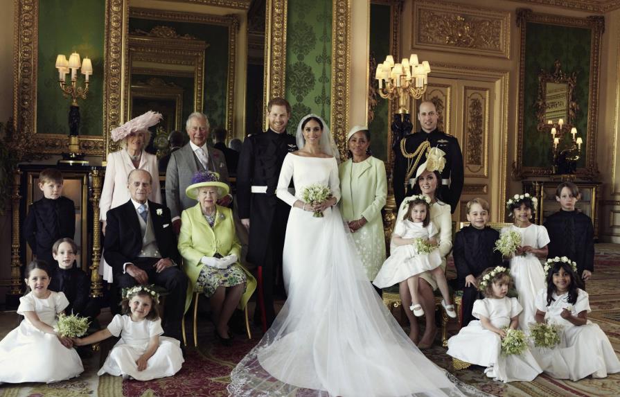 Palacio comparte fotos familiares de la boda real