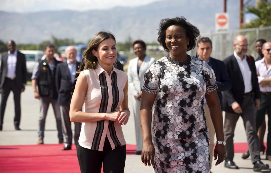 La primera dama de Haití da la bienvenida al país a la reina Letizia
