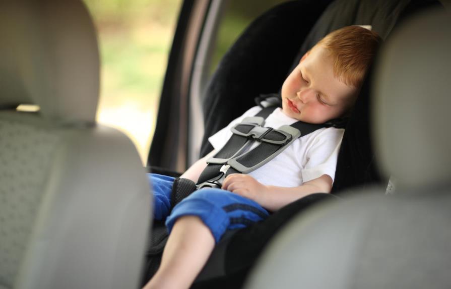 Urge diseñar tecnologías contra olvido de niños en autos 