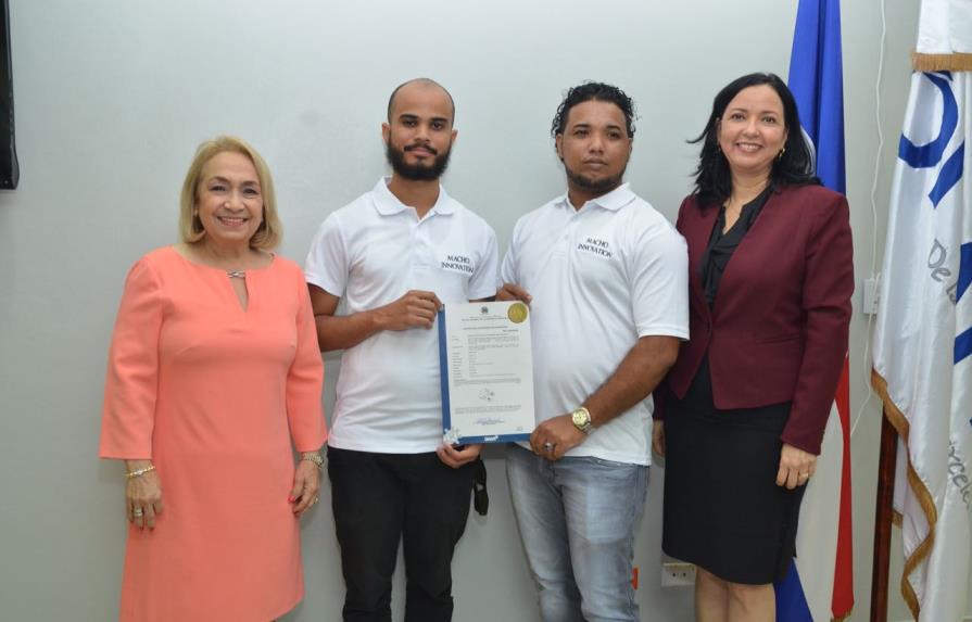 Dos jóvenes dominicanos reciben patente por dispositivo que evita robo de vehículos