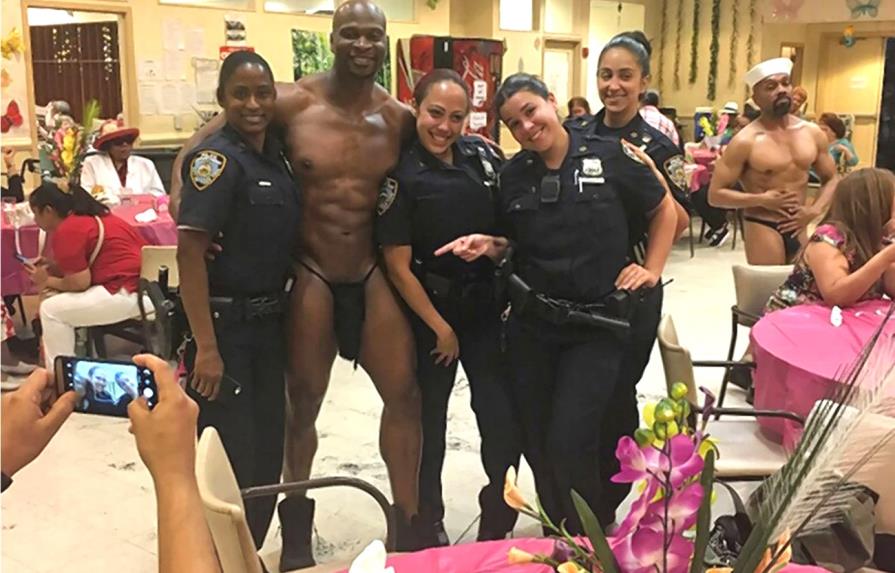 Sancionarán cuatro policías por posar con nudista en Nueva York  