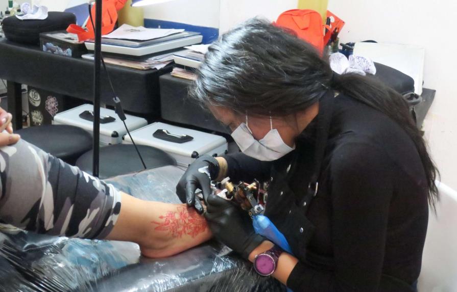 Las cicatrices de la violencia en mujeres que se convierten en tatuajes 
