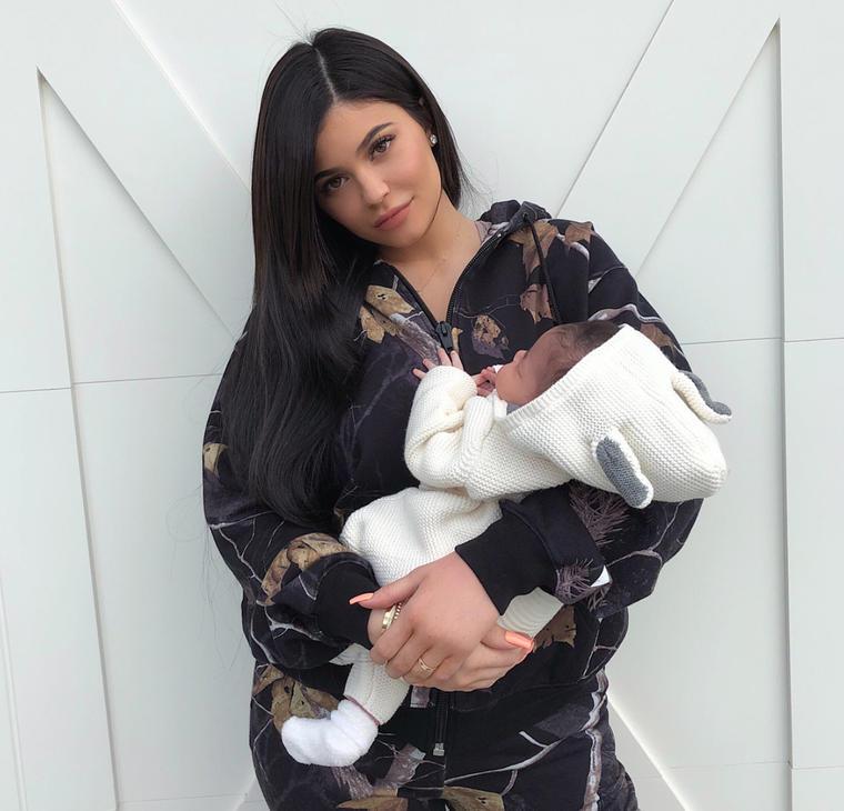 Kylie Jenner borra todas las fotos de su hija