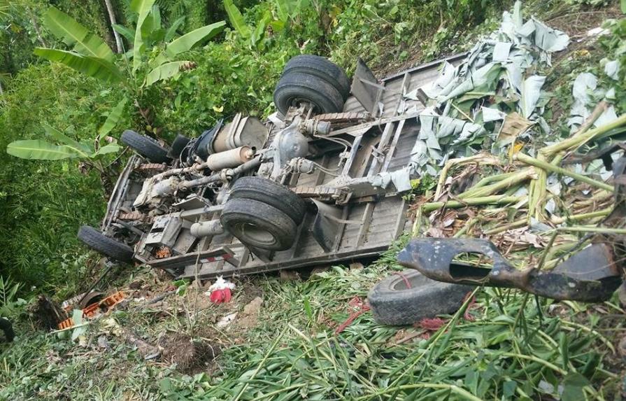 Camión cae en un  precipicio del tramo carretero Seibo-Miches 
