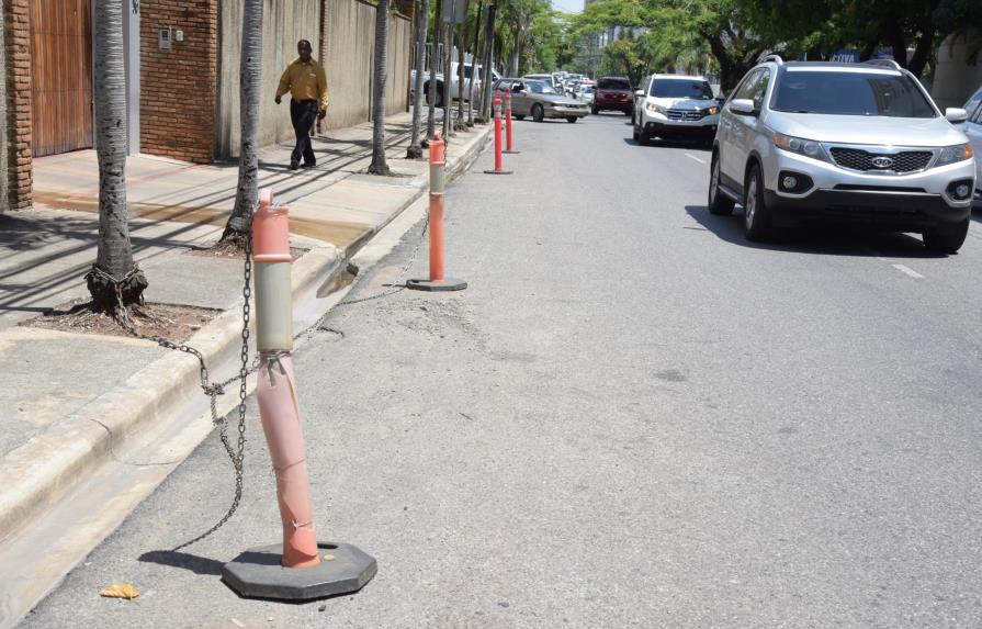 Falta de autoridad aumenta problema de parqueo en calles de Santo Domingo