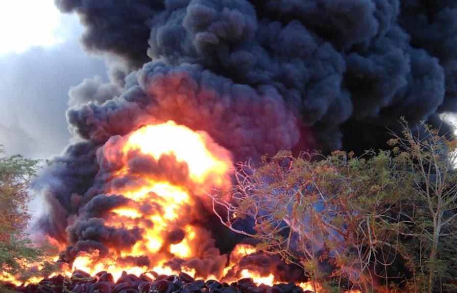 Se incendia depósito de gomas usadas en San Pedro de Macorís