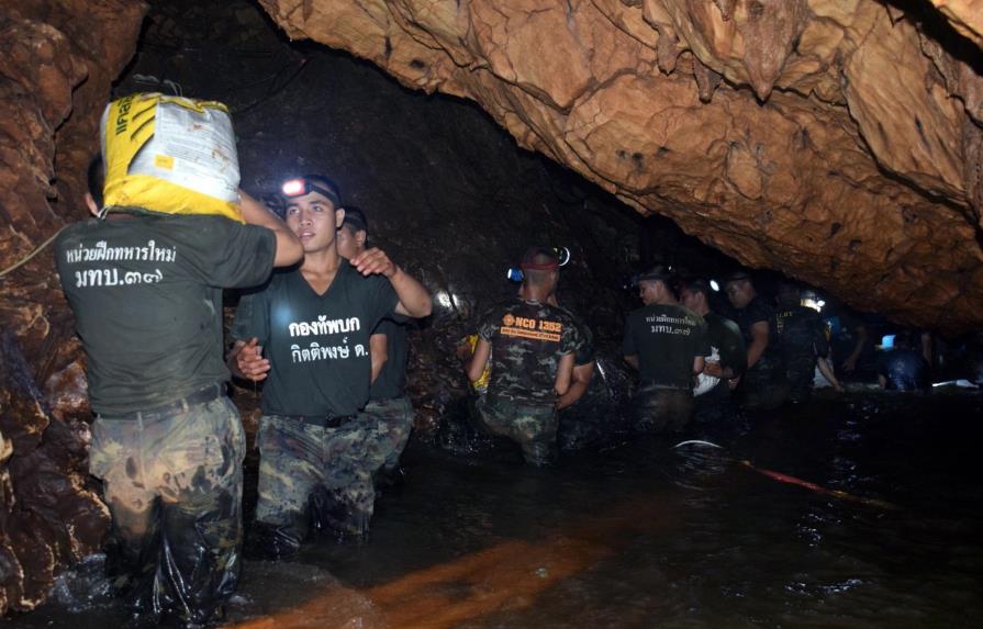 El rescate de 12 niños y su monitor de una cueva tailandesa puede tardar meses