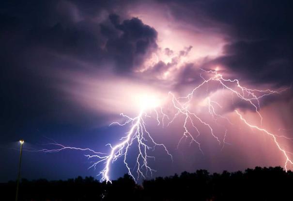 Qué tan peligrosas son las tormentas eléctricas y como cuidarnos de ellas