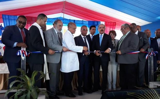 El presidente inaugura hospital en Las Matas de Farfán en San Juan