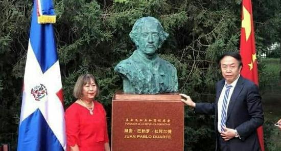 Otra escultura de Duarte provoca rechazo; le ven parecido a un chino