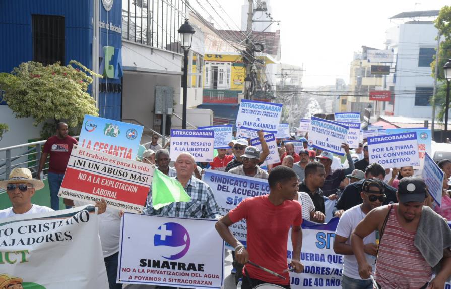 Empleados de Coraasan realizan marcha en demanda de libertad sindical
