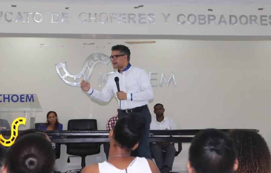 Carlos Peña invita a los jóvenes a romper con el pasado político