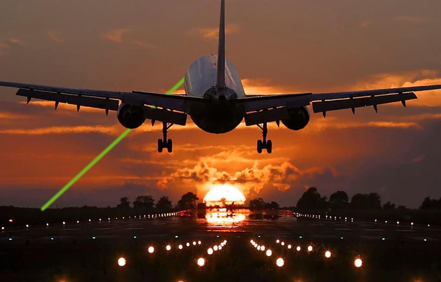 El IDAC reitera advertencia sobre peligro de apuntar con rayo láser a los aviones