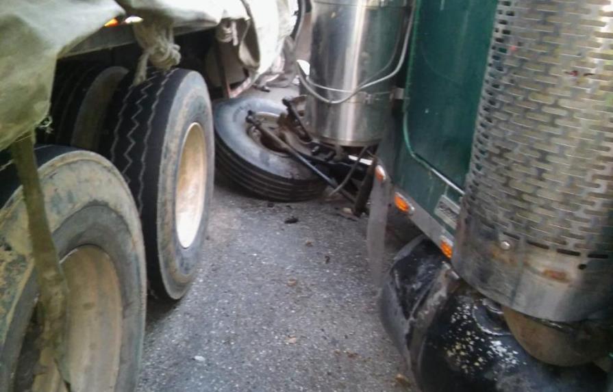 Accidente entre dos patanas en la autopista 6 de Noviembre congestiona el tránsito en esa zona 