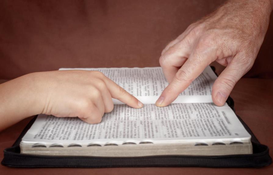 ¿Qué establece la Ley 44-00 sobre la instrucción bíblica en las escuelas?