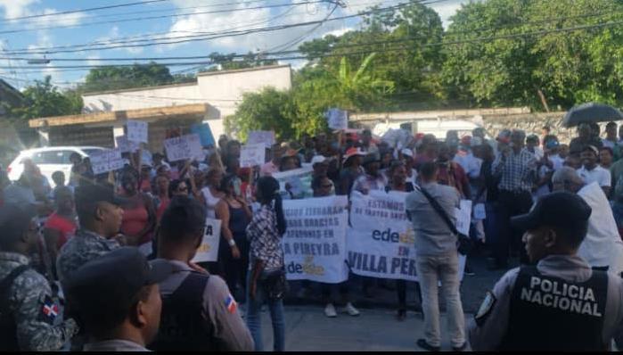 Barrios de La Romana protestan contra EdeEste por apagones