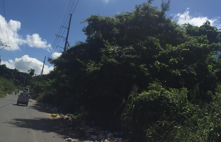Moradores de La Ciénaga piden construcción de aceras, tapar hoyos y recoger más la basura  
