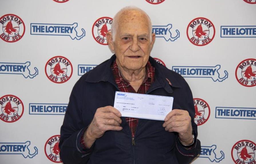 Hombre gana premio de lotería con números de Medias Rojas