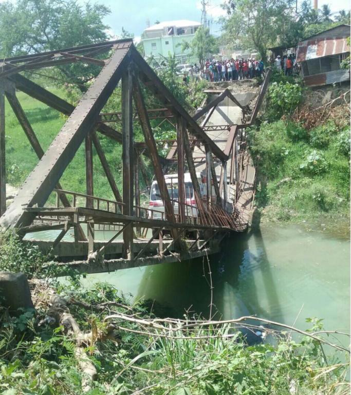 Camión causó colapso de puente en Puerto Plata