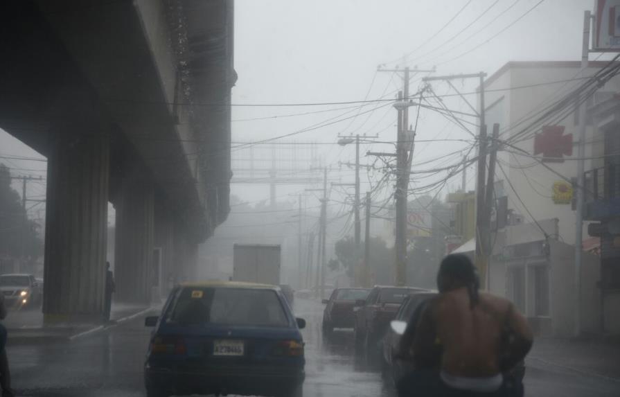 María reduce a peligroso huracán categoría 3 tras salir de Puerto Rico