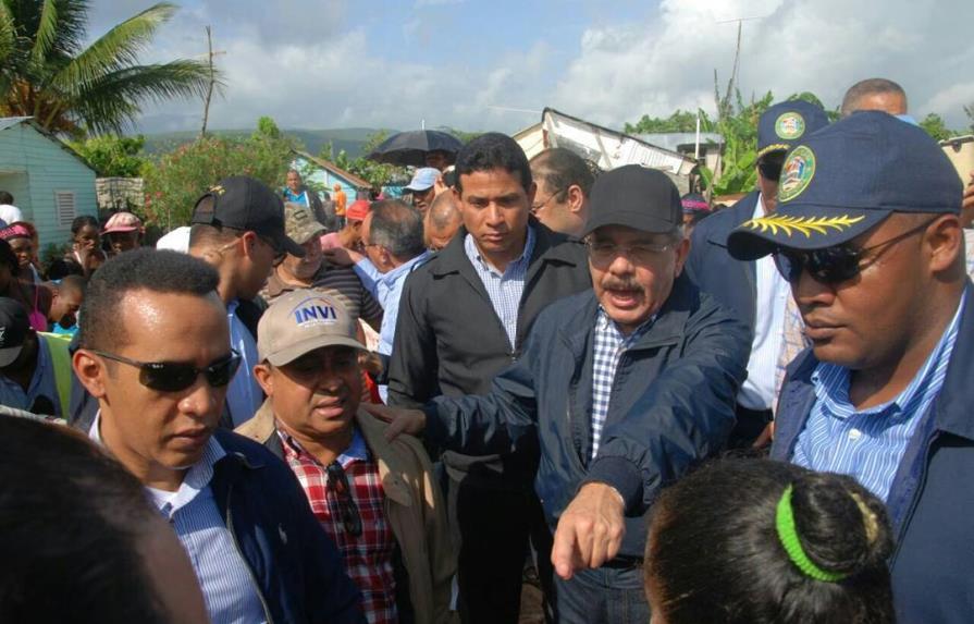 Danilo Medina salió hoy a zonas afectadas por huracán María 
