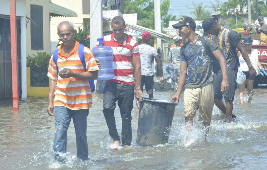 Dominicanos sin protegerse los pies en las inundaciones 
