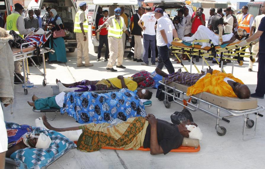 Suman más de 300 los muertos por camión bomba en Somalia 