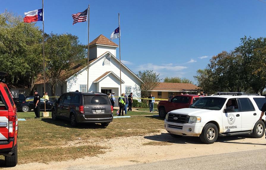 Al menos 27 muertos y docenas de heridos deja tiroteo en iglesia de Texas