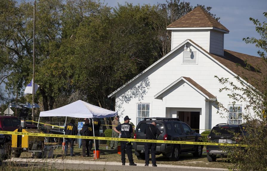 Autor de tiroteo en iglesia de Texas habría utilizado rifle de asalto semiautomático