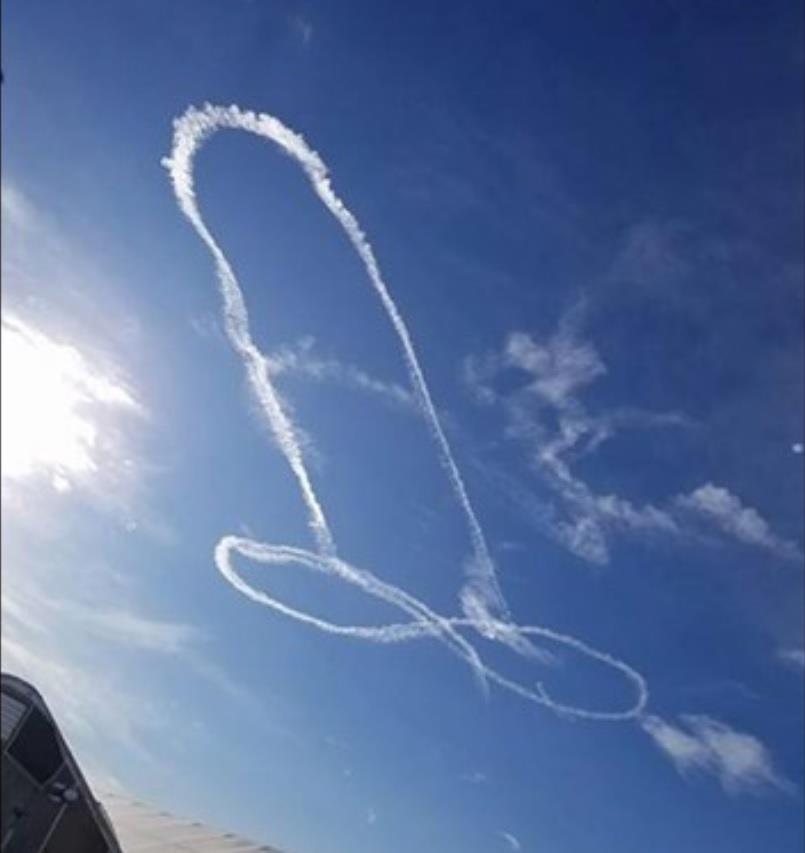 Un piloto causa el sonrojo de la Armada de Estados Unidos al pintar un pene en el cielo 