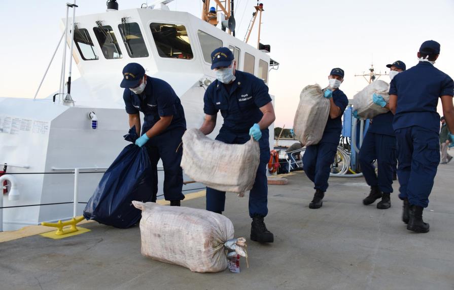EE.UU. arresta a tres personas y decomisa una tonelada de cocaína en costas dominicanas