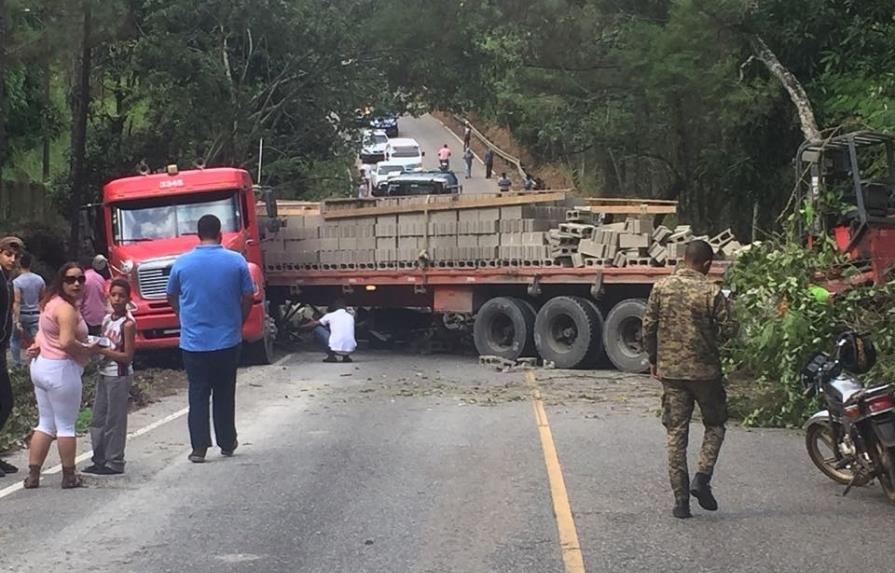 Patana se vuelca y obstruye el tránsito en la carretera La Vega-Jarabacoa