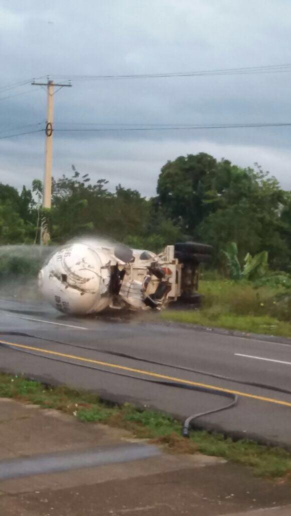 Fuga de gas impide remoción de tanquero involucrado en accidente en autopista Duarte