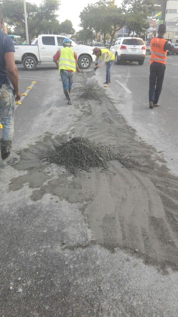 ¡Por fin! Sancionan conductor de camión de concreto por ensuciar la vía pública