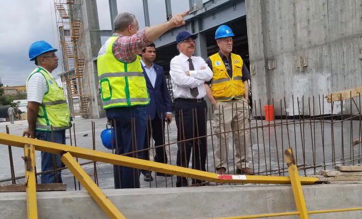Presidente Medina realiza visita sorpresa a la construcción del hospital Luis Eduardo Aybar