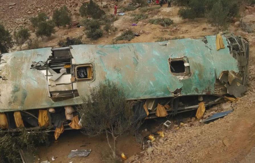 Sube a 44 la cifra de muertos en accidente de autobús en Perú