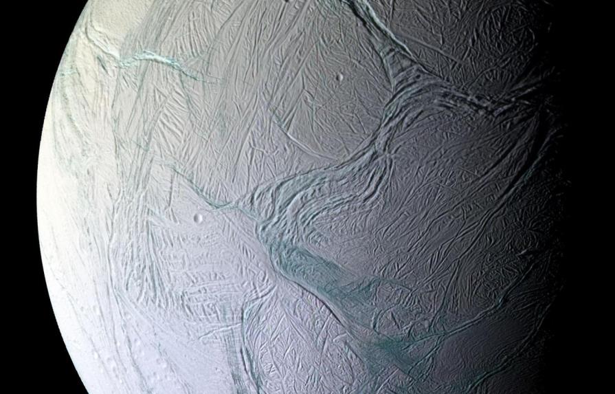 Expertos creen que los microbios podrían desarrollarse en satélite Encélado