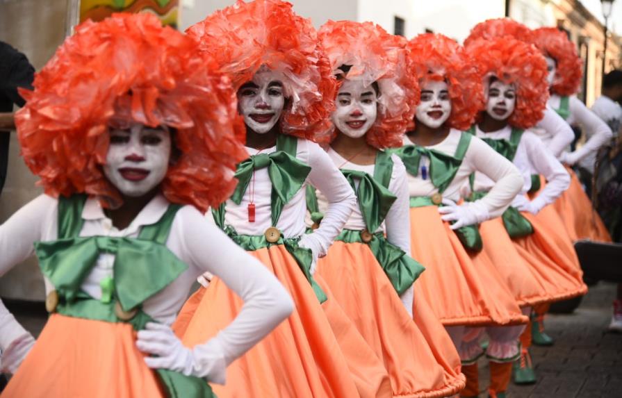 Vistosas y coloridas comparsas en el carnaval infantil 
