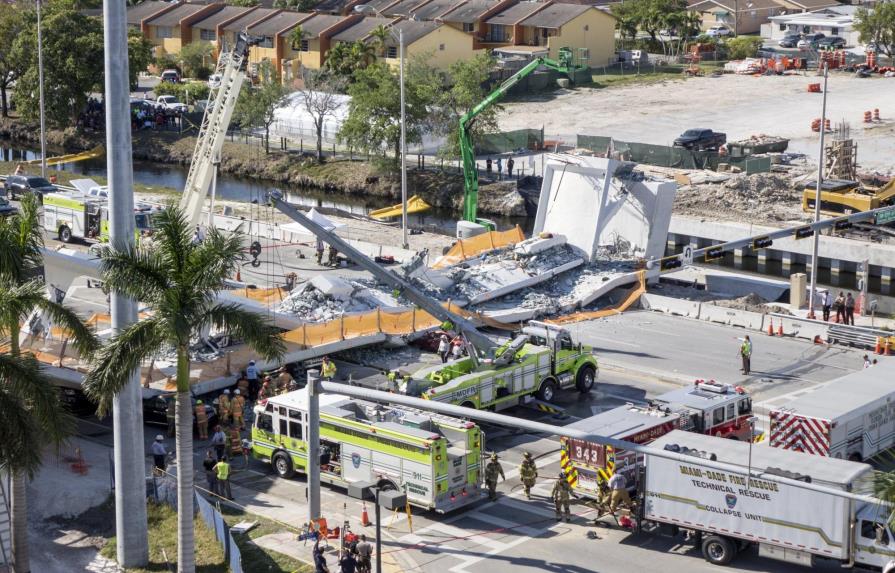 Autoridades confirman cuatro muertes en el puente derrumbado en Miami