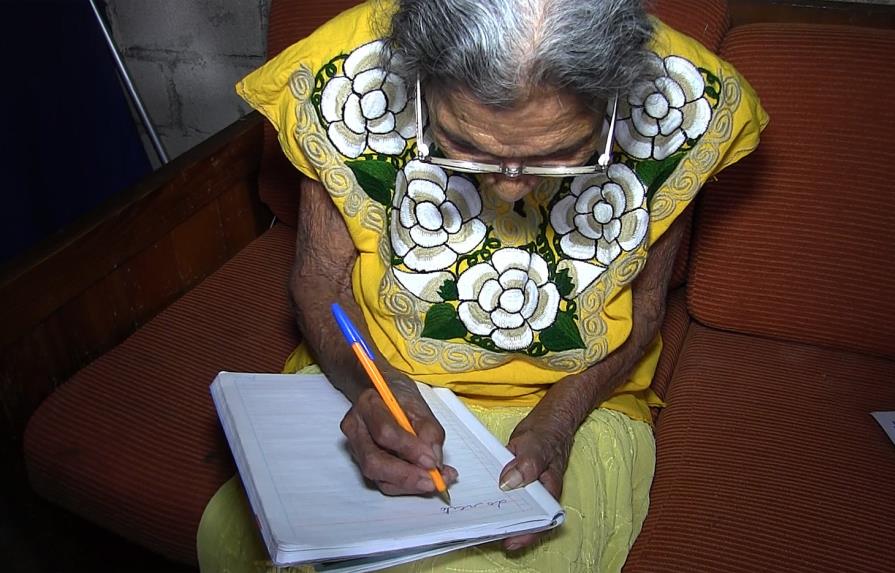 Lupita, mexicana que aprendió a leer con 96 años y quiere seguir estudiando 